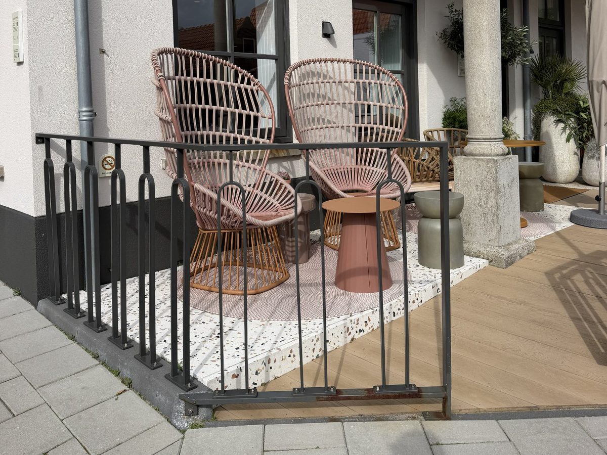 Hekwerk rond het terras van een hotel in Domburg, strak in de lak