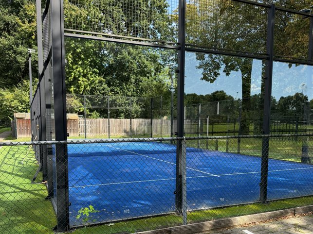 Padelbaan van Tennisclub Quirijn in Tilburg met zwarte kooiconstructie