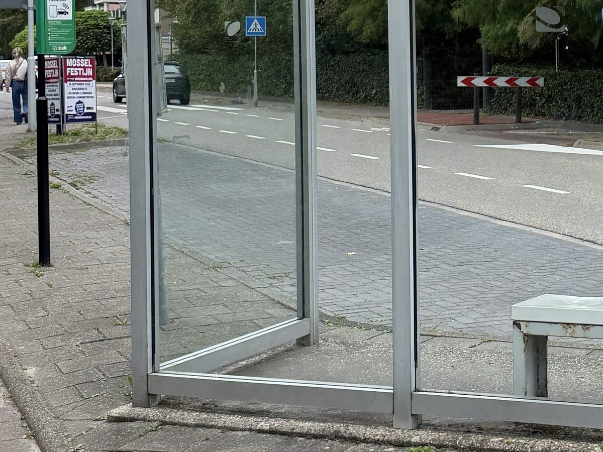 Aluminium staanders en onderregels van het poedergecoate bushokje, nog in uitstekende staat