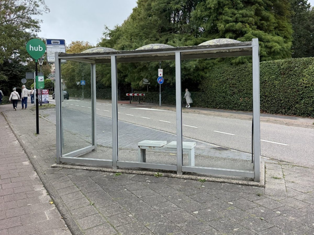 Glazen bushokje met aluminium frame aan een straat in Domburg, met een bankje erin