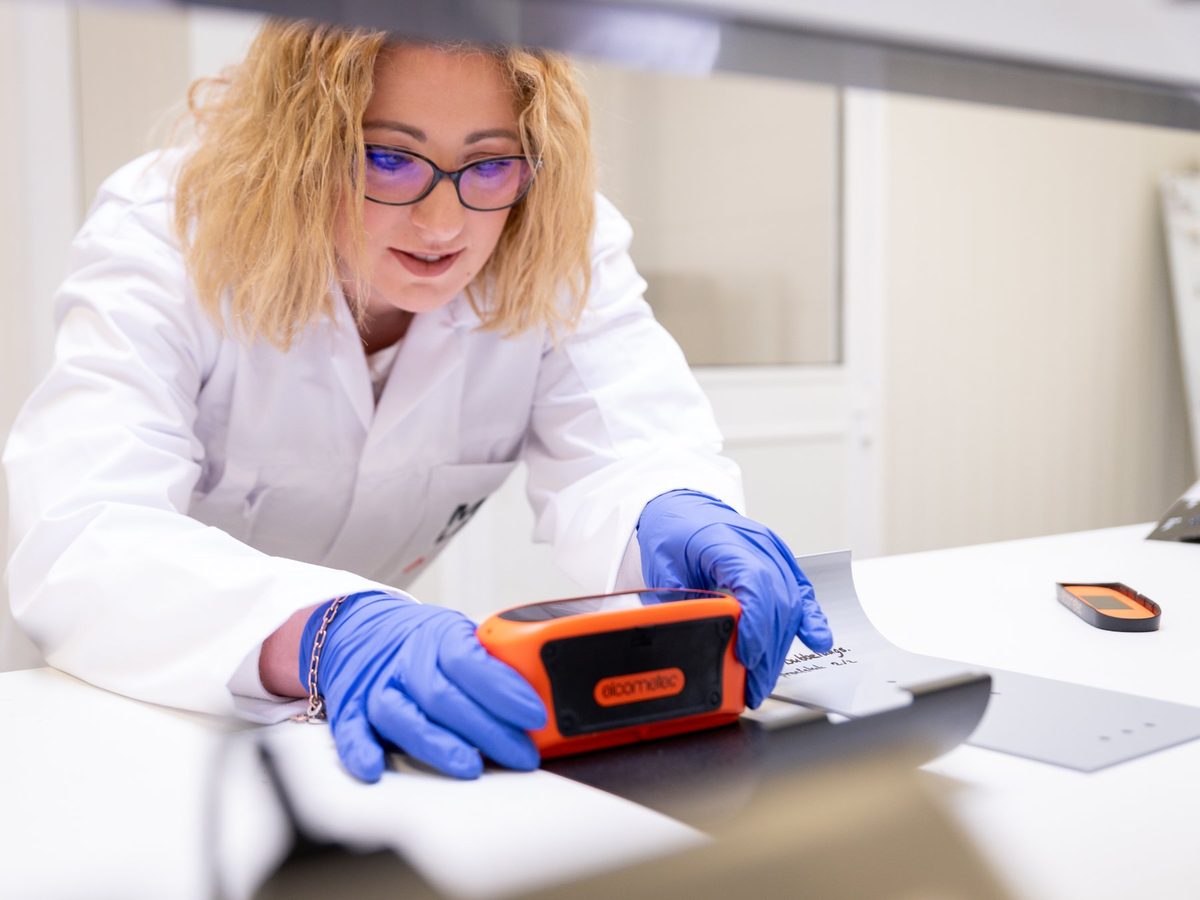 Laborante meet een testpaneel met een draagbaar meetinstrument