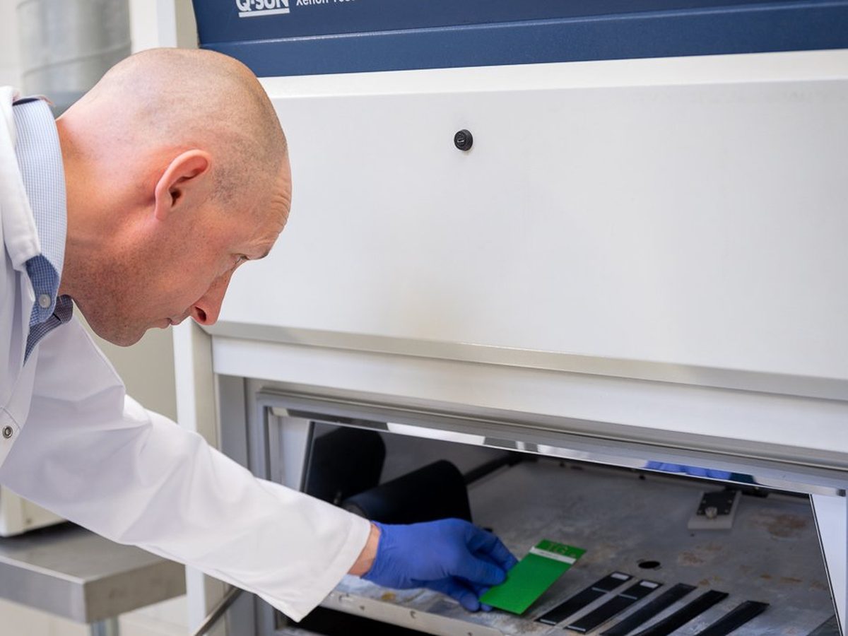 Laborant plaatst testpanelen in een xenontestkast