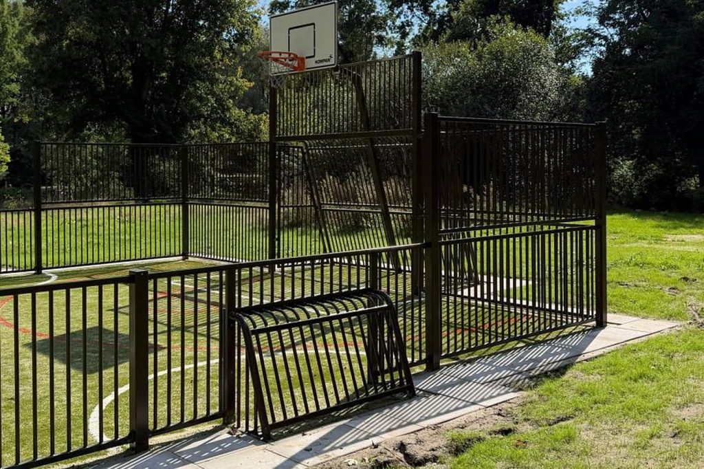 Nieuw voetbalcourt met gecoat hekwerk, doel en basketbalbord in stadspark Quirijnstok in Tilburg