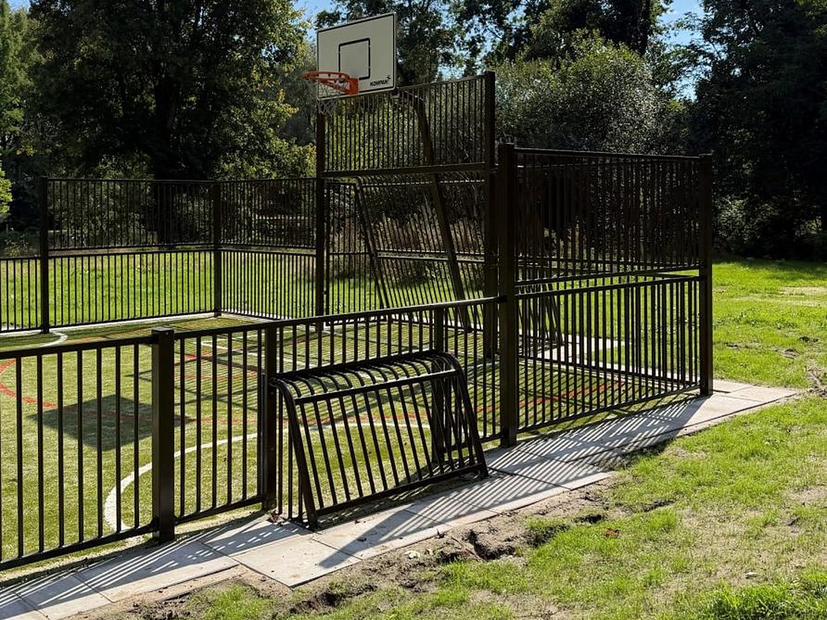 Nieuw voetbalcourt in stadspark Quirijnstok in Tilburg, enkele weken na plaatsing