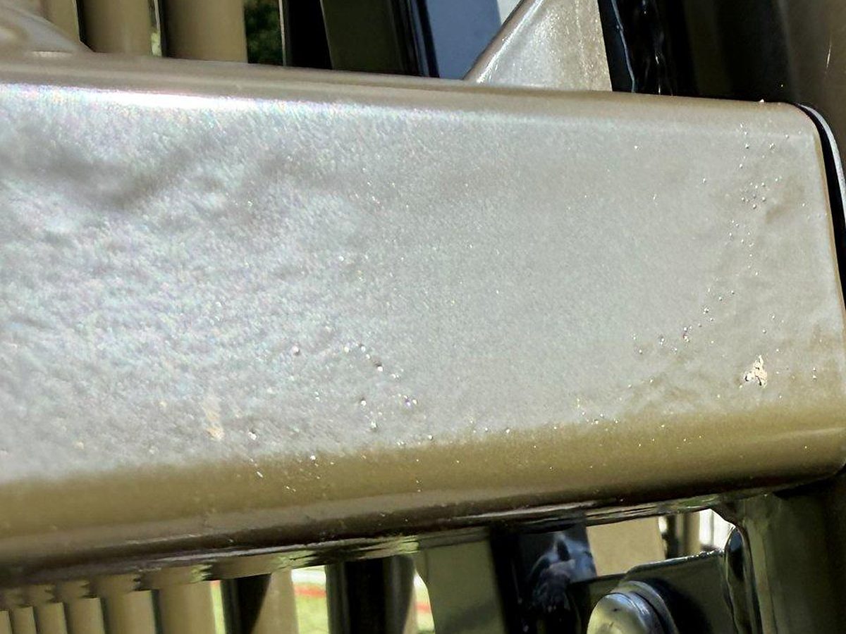 Pinholes, kleine kratertjes, in de poedercoating van een koker van het hekwerk